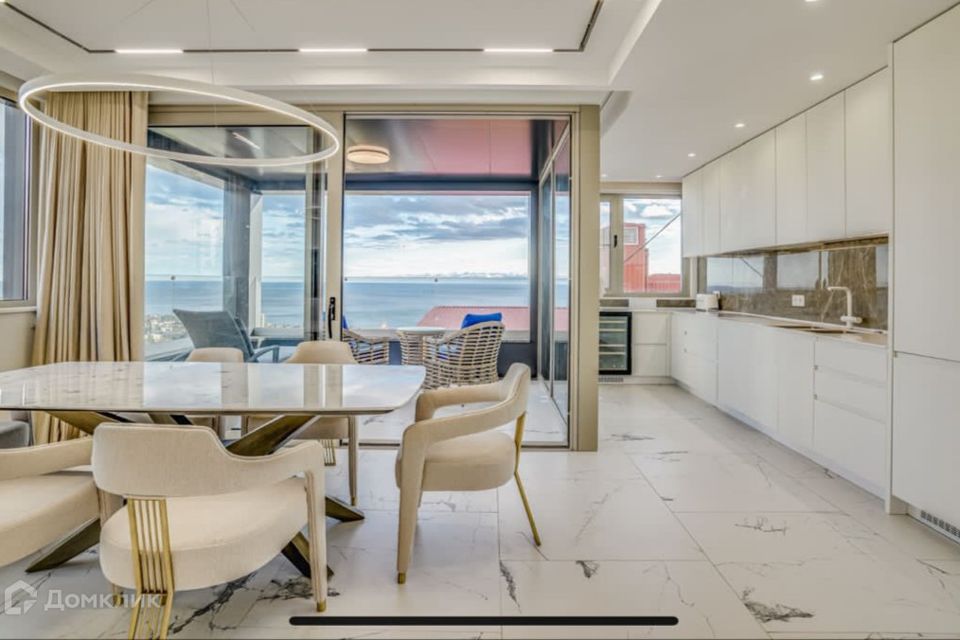 Продаётся 4-комнатная квартира, 200 м²