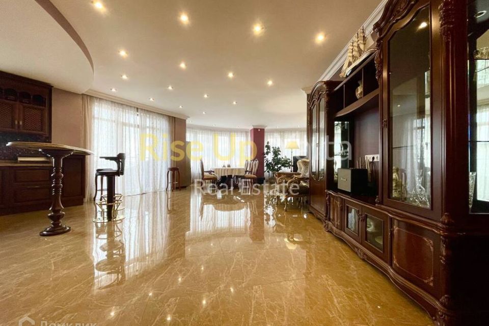 Продаётся 3-комнатная квартира, 220.7 м²