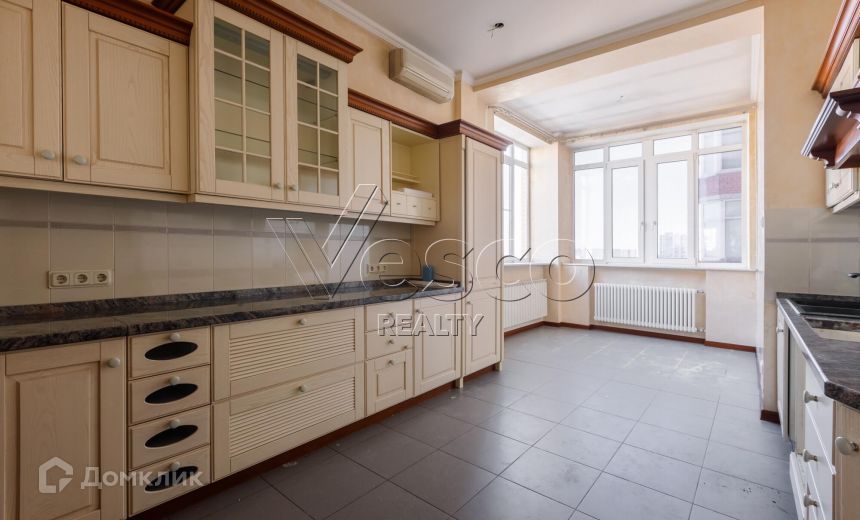 Продаётся 5-комнатная квартира, 196.1 м²