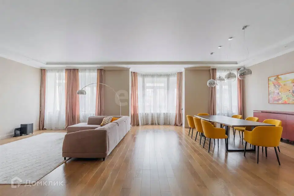 Продаётся 4-комнатная квартира, 187.6 м²