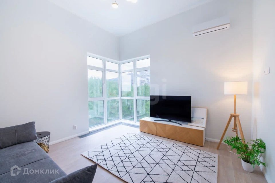 Продаётся 4-комнатная квартира, 135 м²