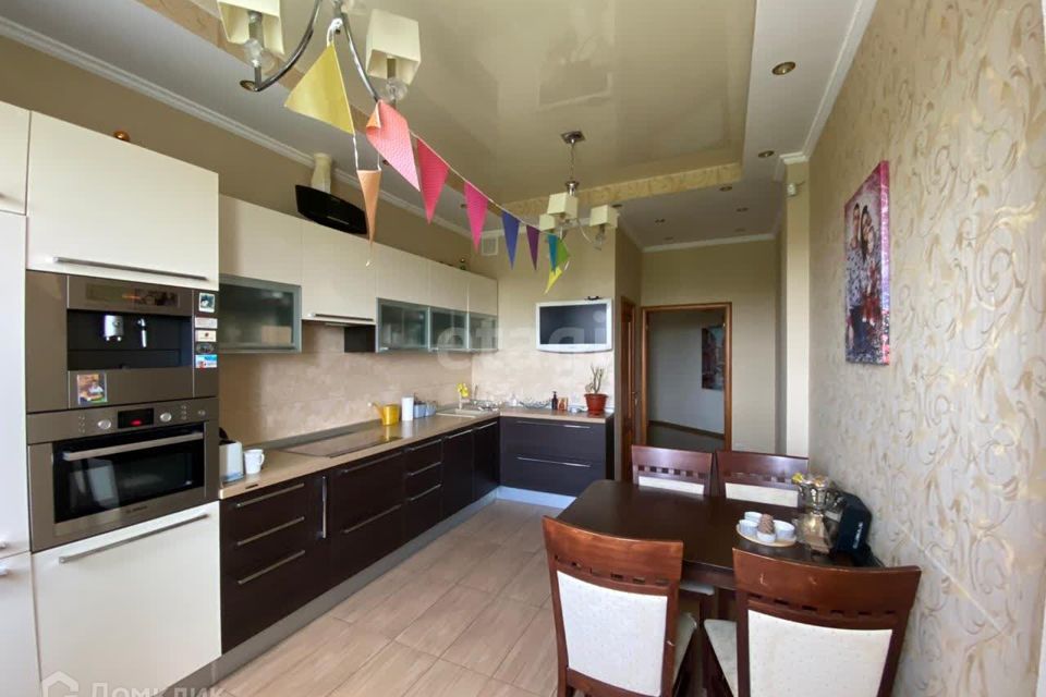 Продаётся 3-комнатная квартира, 107.6 м²