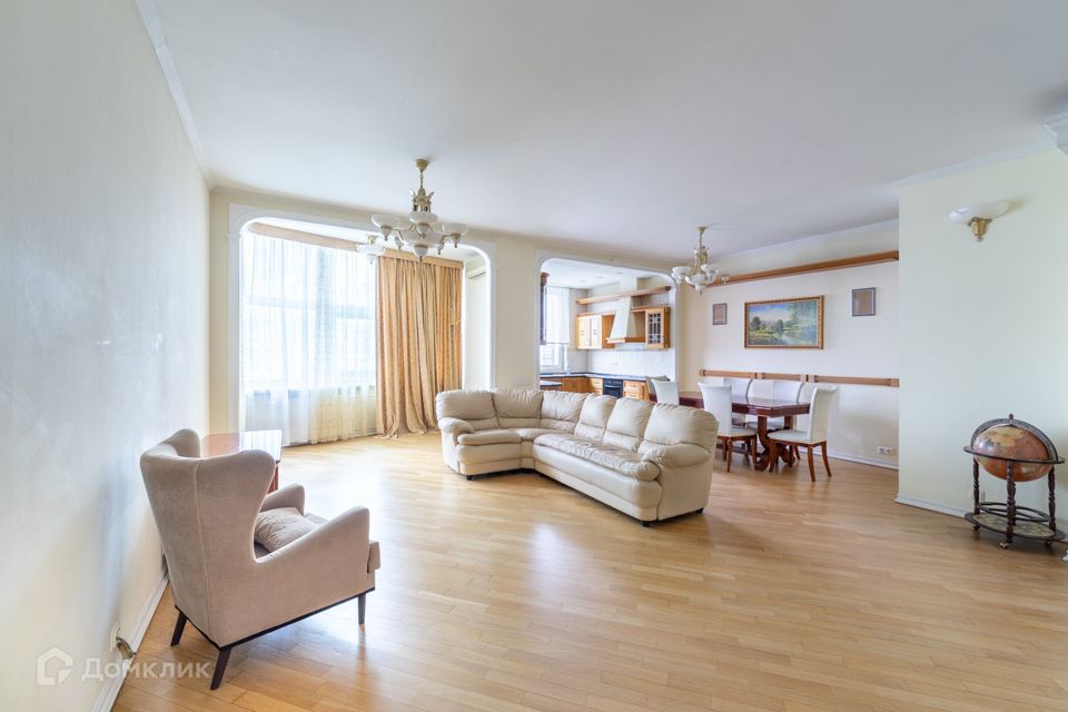 Продаётся 4-комнатная квартира, 160 м²