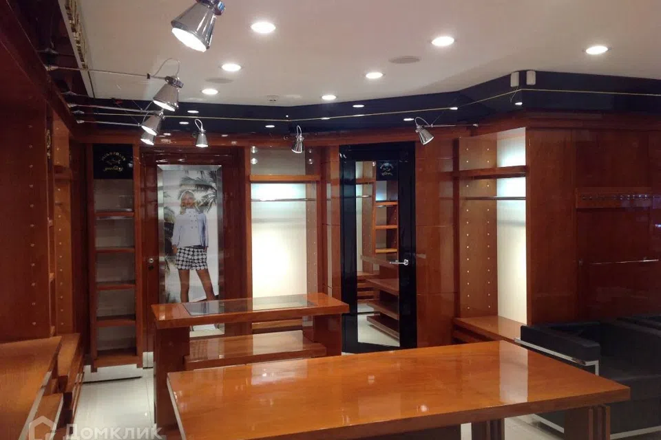 Сдаётся торговое помещение, 150 м²