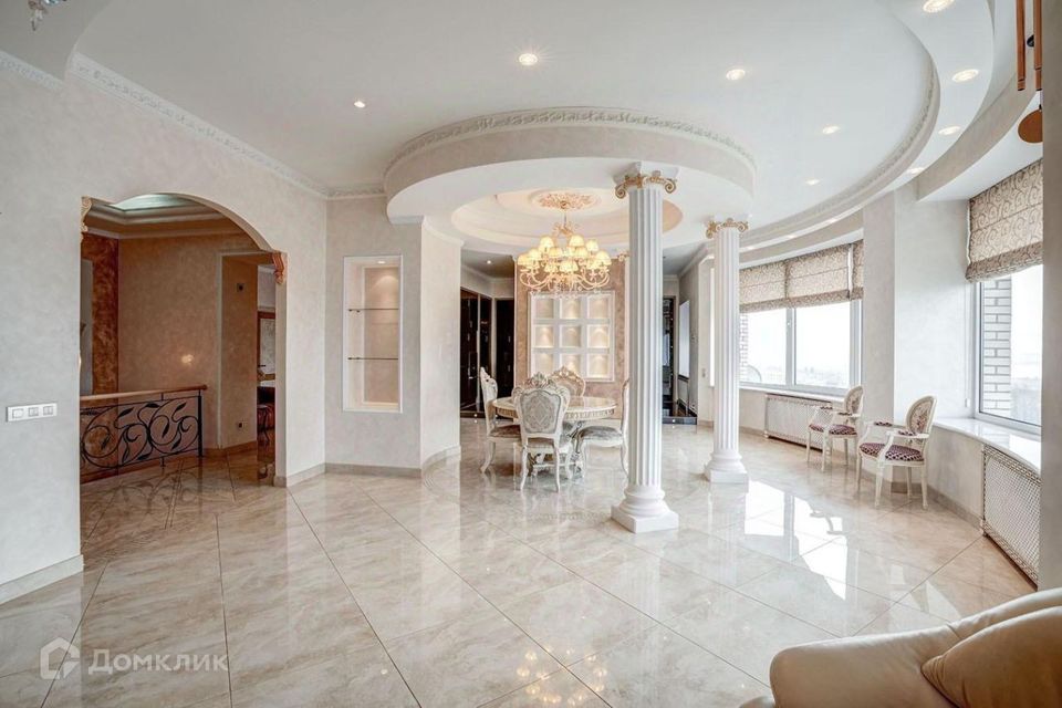 Продаётся 4-комнатная квартира, 213.9 м²