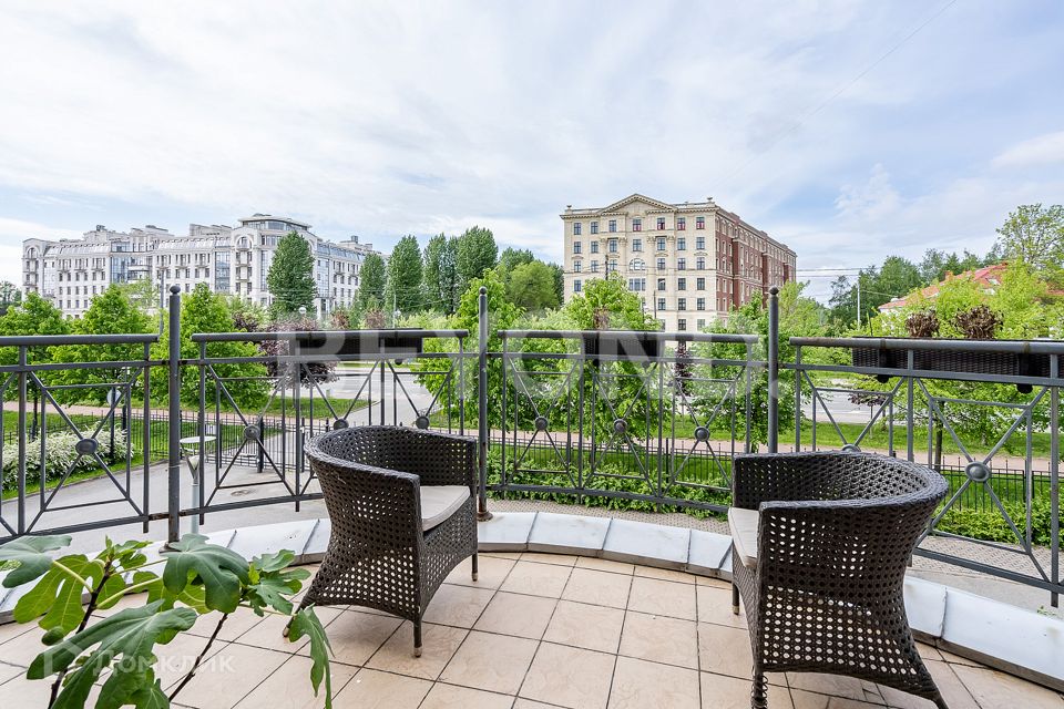 Продаётся 6-комнатная квартира, 271 м²