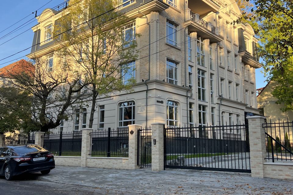 Продаётся 2-комнатная квартира, 112.6 м²