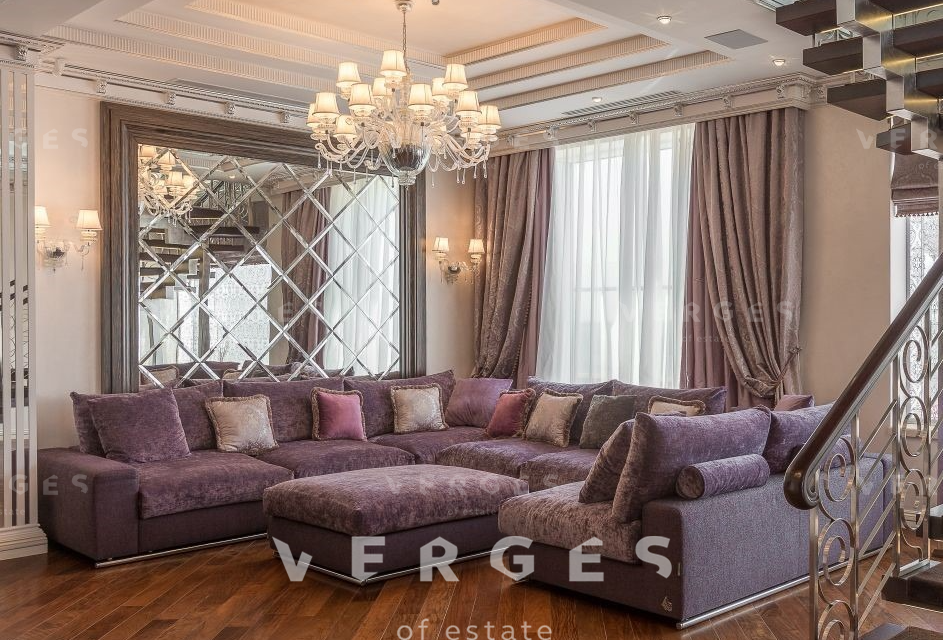 Продаётся 4-комнатная квартира, 384 м²