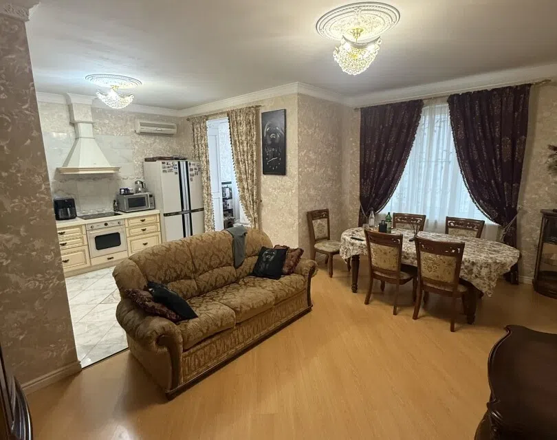 Продаётся 3-комнатная квартира, 106 м²