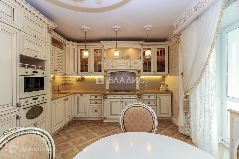 Продаётся 3-комнатная квартира, 130.3 м²