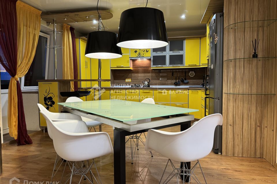 Сдаётся 3-комнатная квартира, 130 м²
