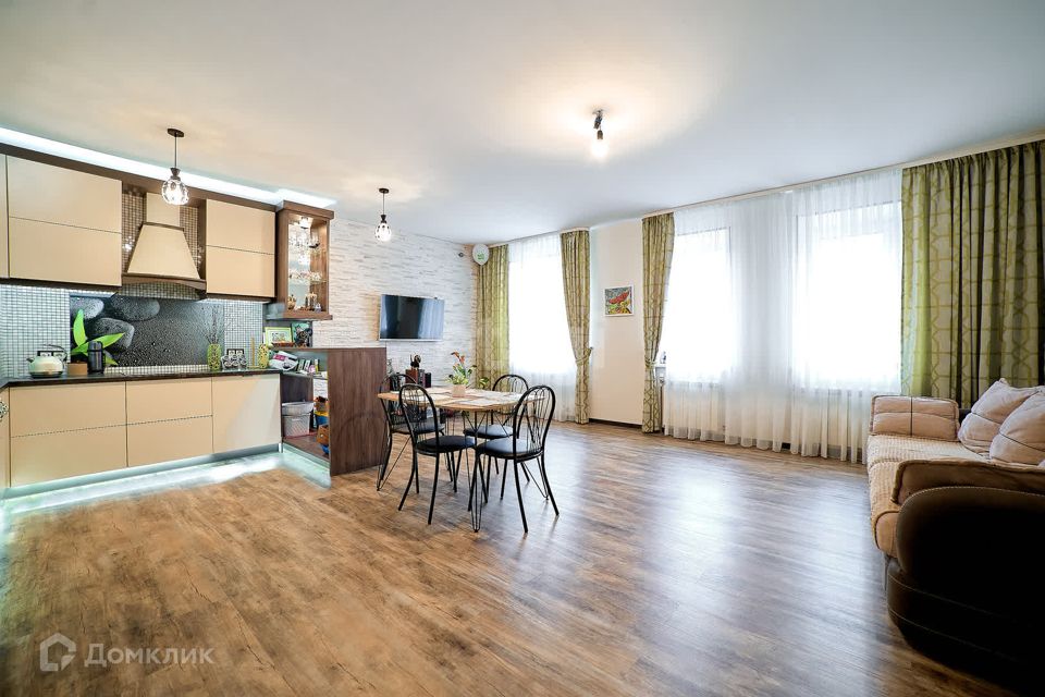 Продаётся 3-комнатная квартира, 111.6 м²