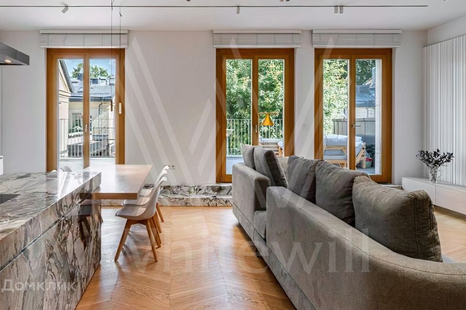 Продаётся 4-комнатная квартира, 234 м²