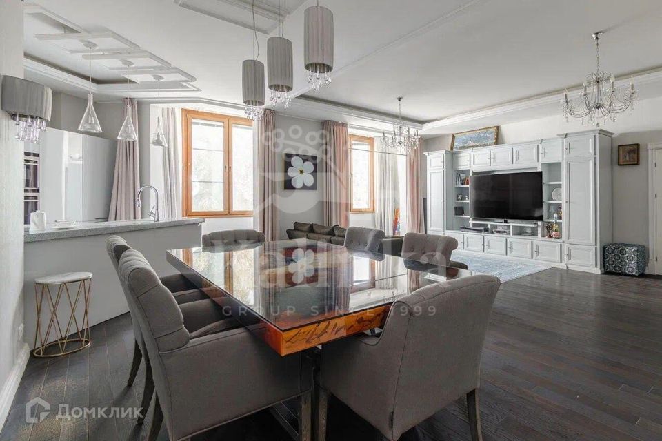 Продаётся 4-комнатная квартира, 258.2 м²