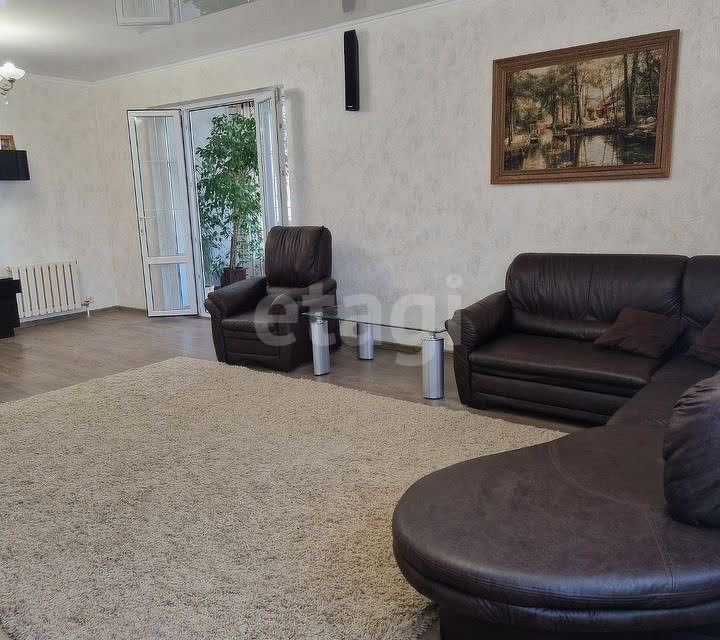 Продаётся 4-комнатная квартира, 195 м²