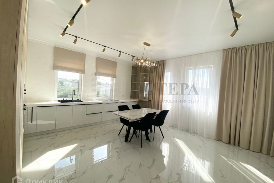 Продаётся 3-комнатная квартира, 135 м²