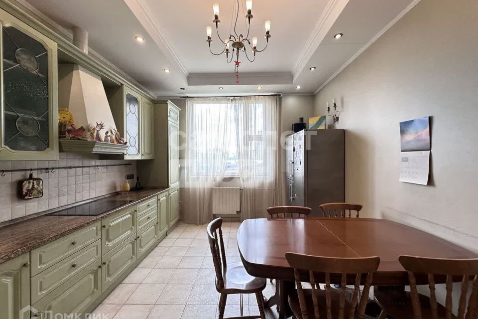 Продаётся 4-комнатная квартира, 199 м²