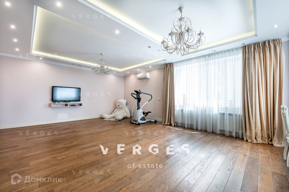 Продаётся 4-комнатная квартира, 180 м²
