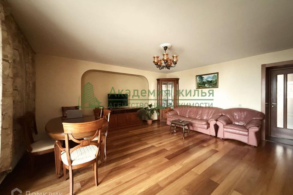 Продаётся 4-комнатная квартира, 140.8 м²