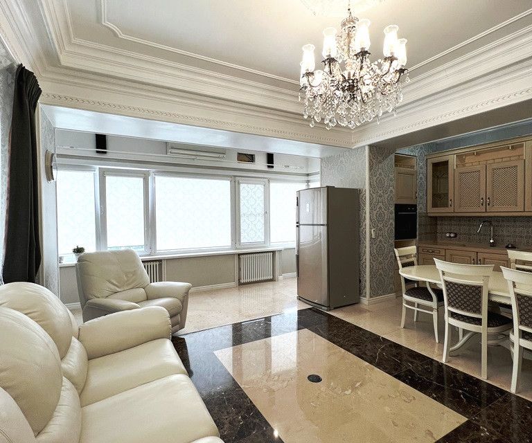 Продаётся 3-комнатная квартира, 129.6 м²