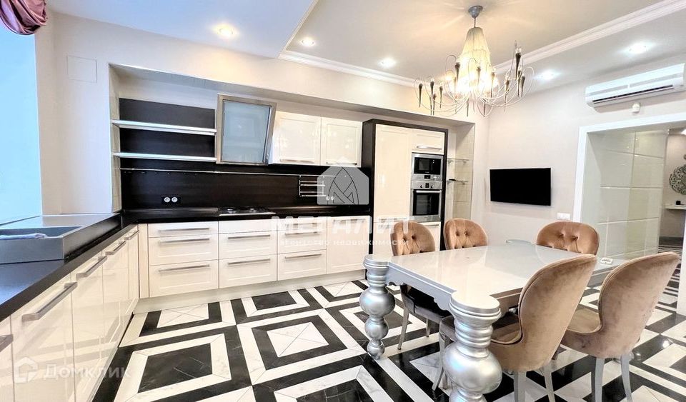 Сдаётся 4-комнатная квартира, 220 м²