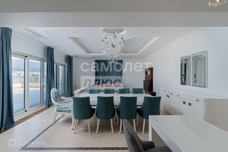 Продаётся 4-комнатная квартира, 402.5 м²