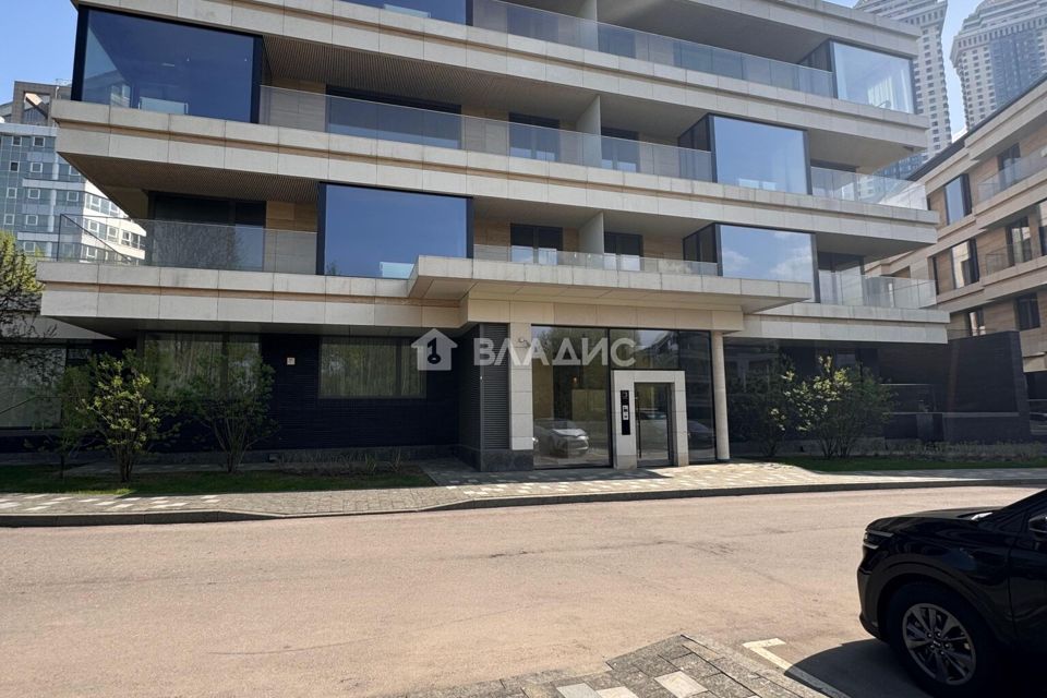 Продаётся 4-комнатная квартира, 221.4 м²