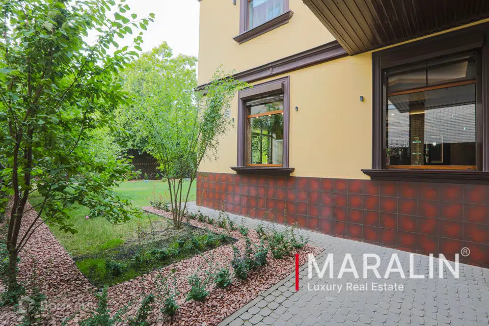 Продаётся 3-этажный дом, 486 м²