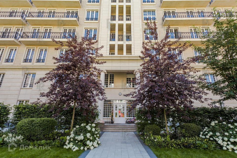 Продаётся 4-комнатная квартира, 230 м²