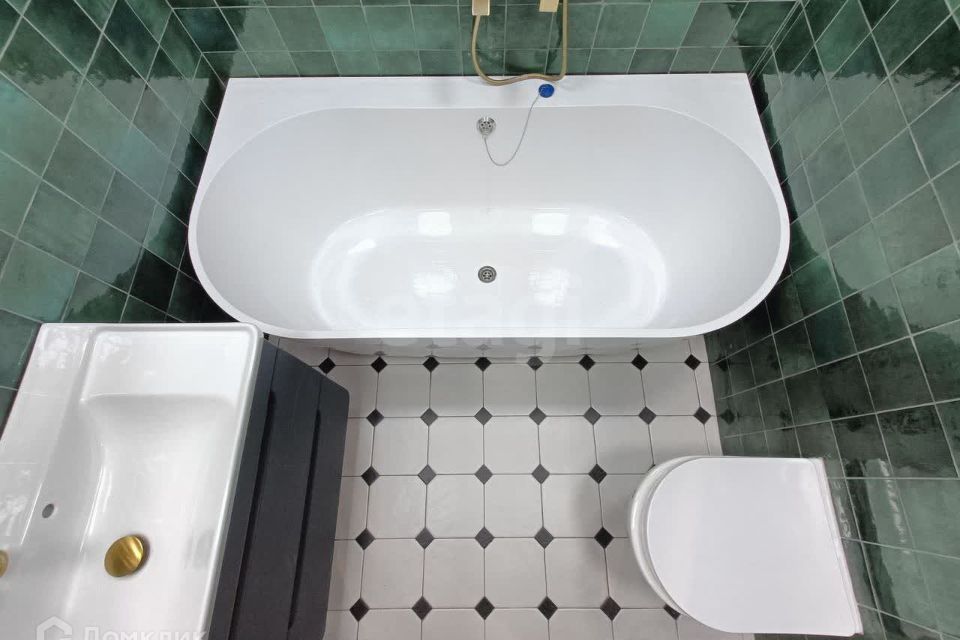 Продаётся 4-комнатная квартира, 121.8 м²