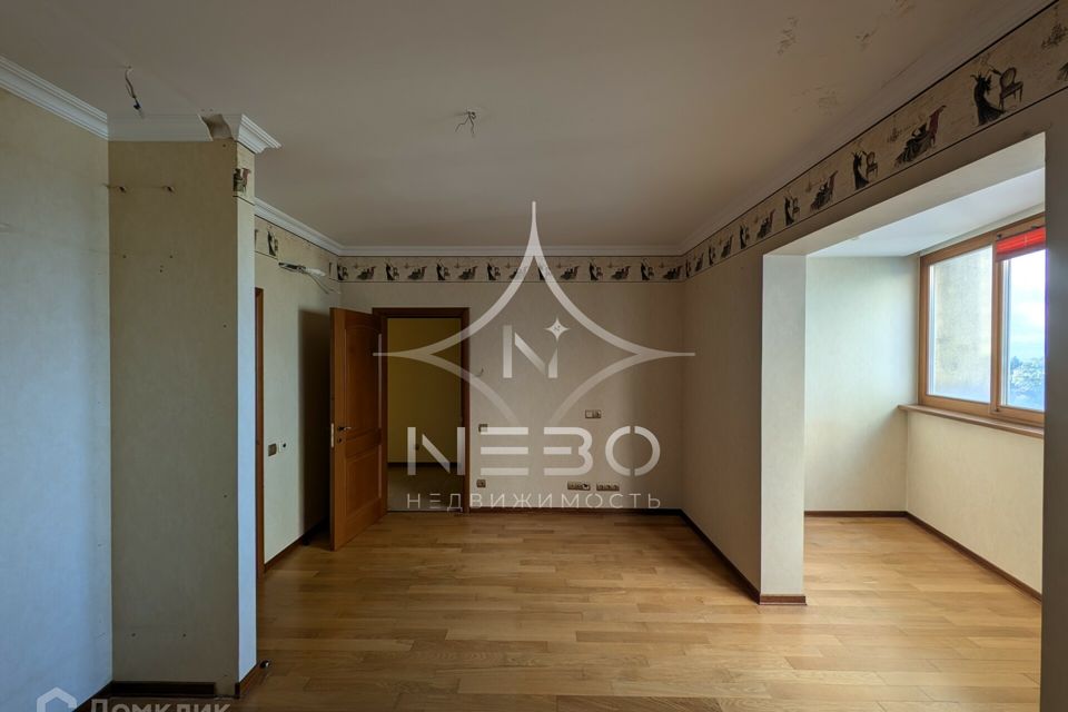 Продаётся 4-комнатная квартира, 195.1 м²