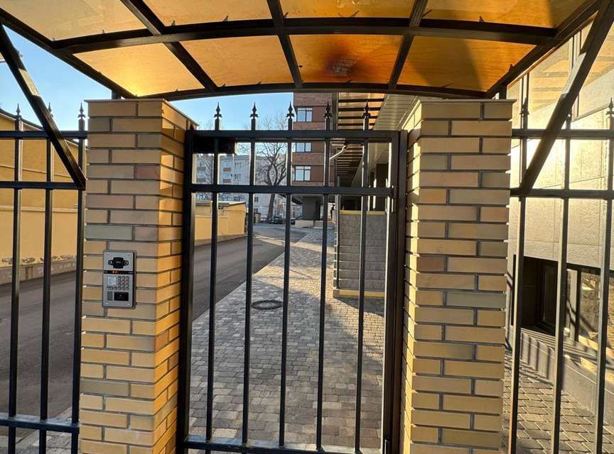 Продаётся 2-комнатная квартира, 98.9 м²