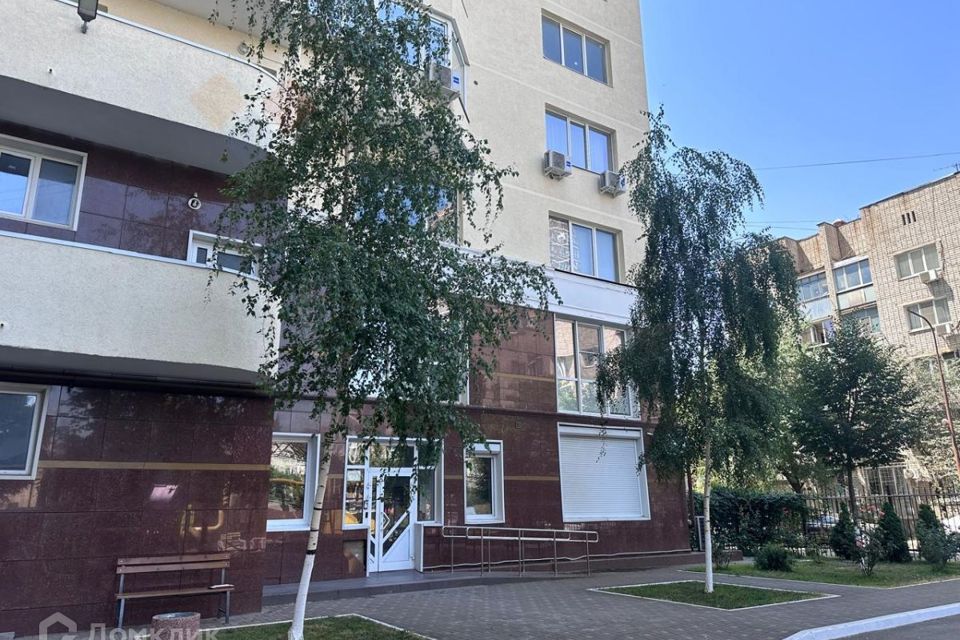 Продаётся 4-комнатная квартира, 197.8 м²