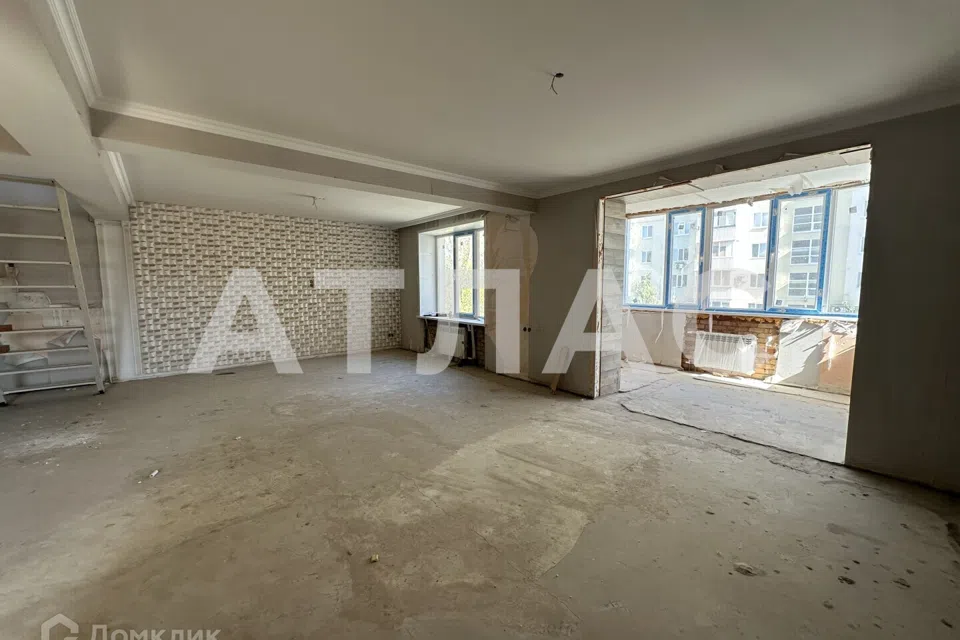 Продаётся 4-комнатная квартира, 178.6 м²