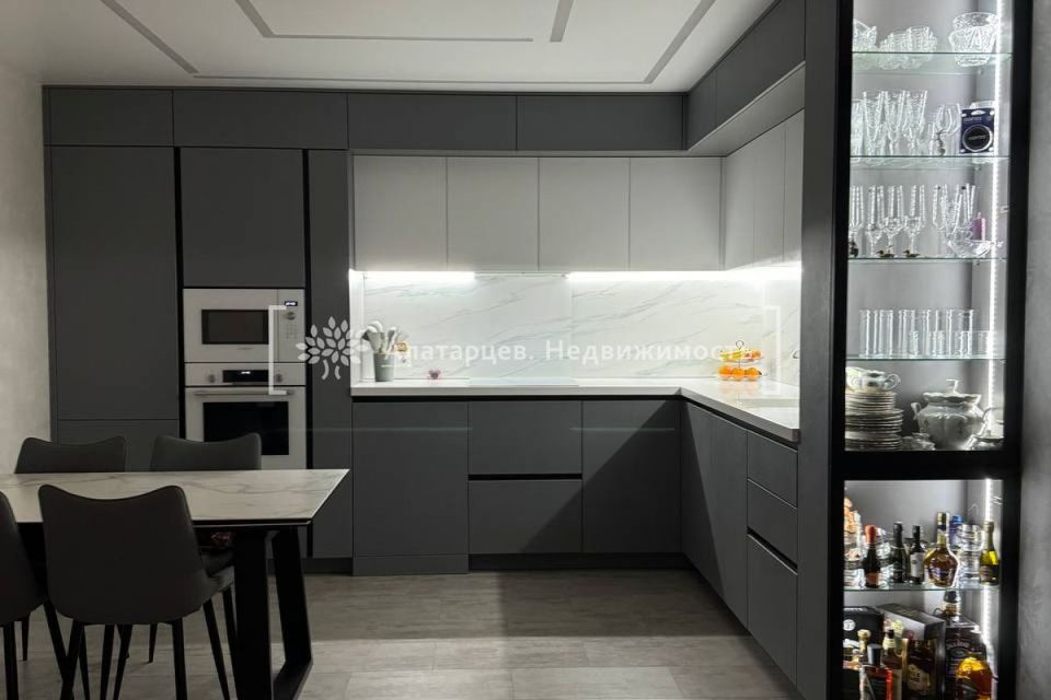Продаётся 4-комнатная квартира, 111 м²
