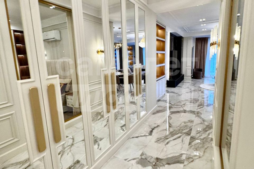 Продаётся 4-комнатная квартира, 140 м²