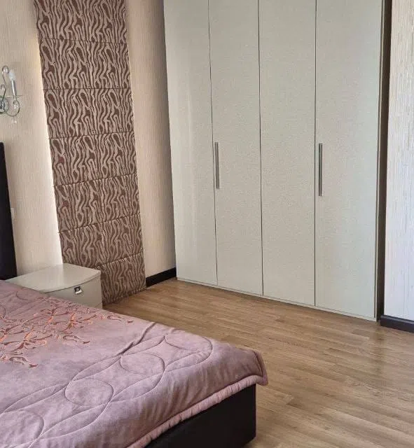 Сдаётся 4-комнатная квартира, 195 м²