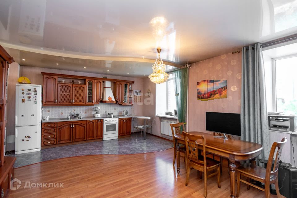 Продаётся 4-комнатная квартира, 127.8 м²