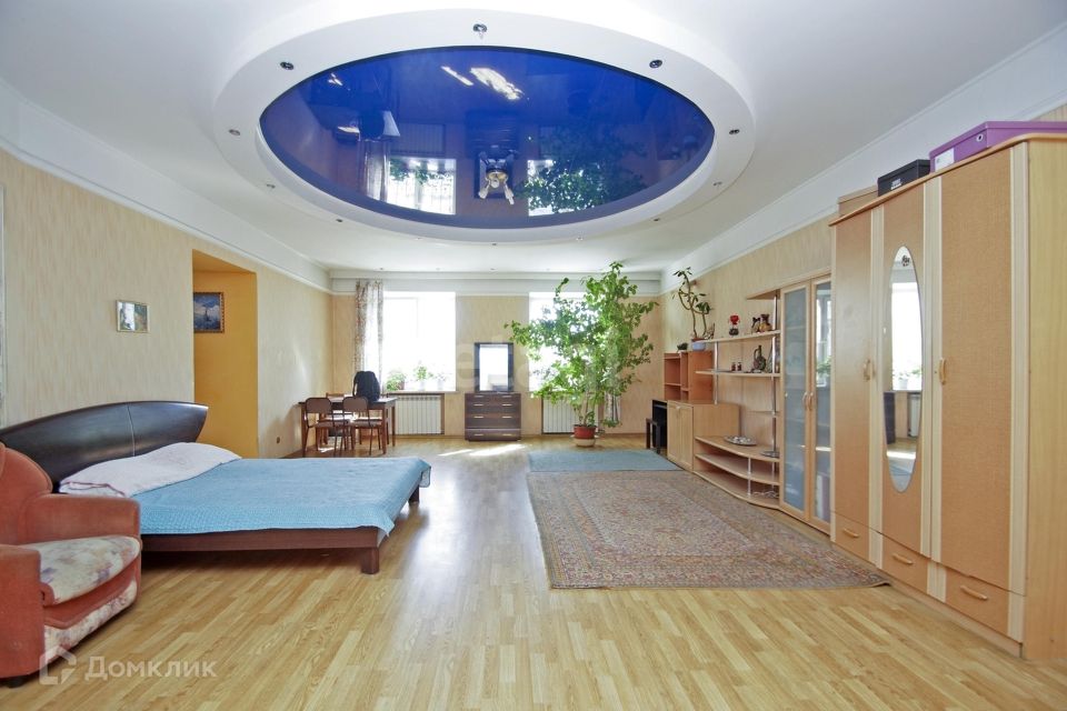 Продаётся 4-комнатная квартира, 183 м²