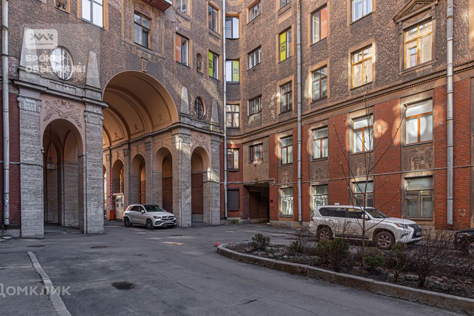 Продаётся 6-комнатная квартира, 217.3 м²
