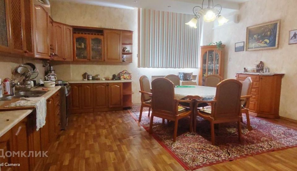 Продаётся 3-комнатная квартира, 179.2 м²