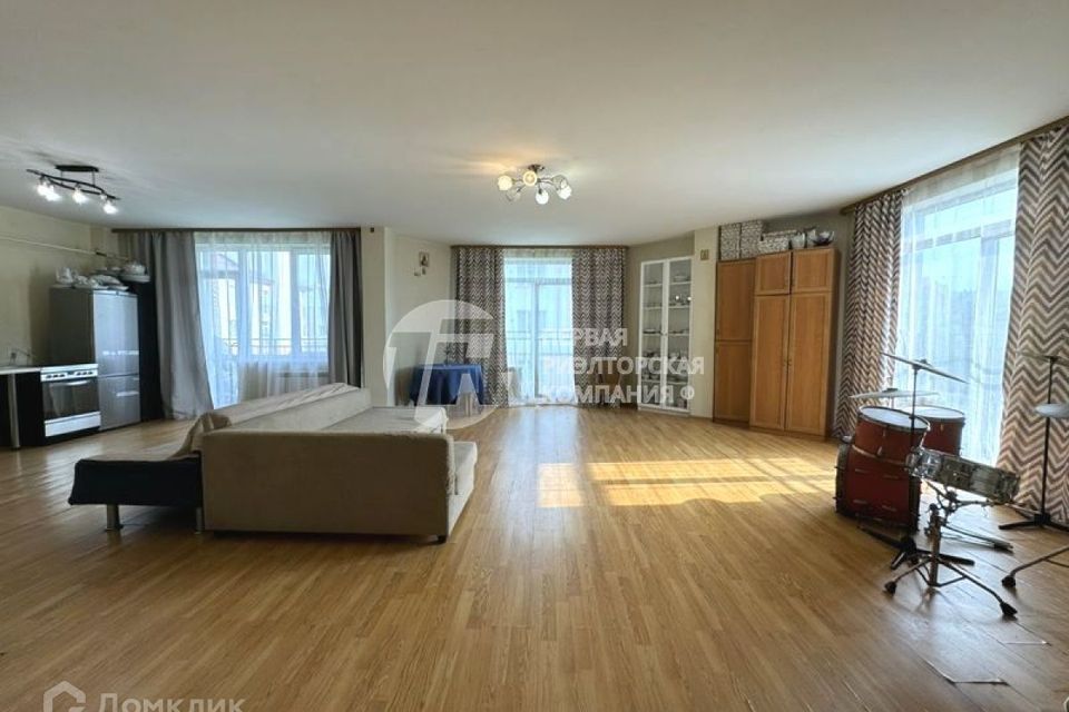 Продаётся 4-комнатная квартира, 141.3 м²