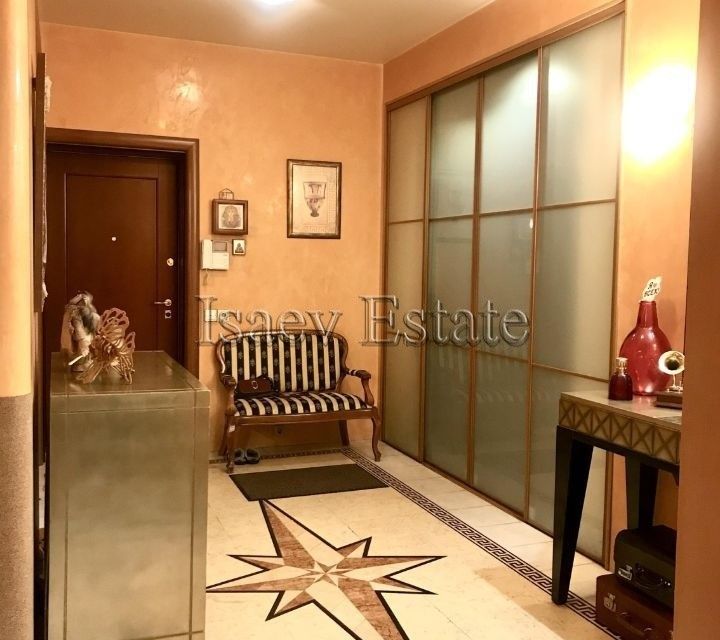 Продаётся 4-комнатная квартира, 170 м²