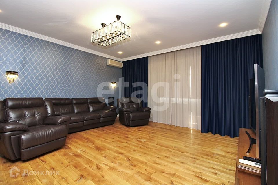 Продаётся 4-комнатная квартира, 160.7 м²