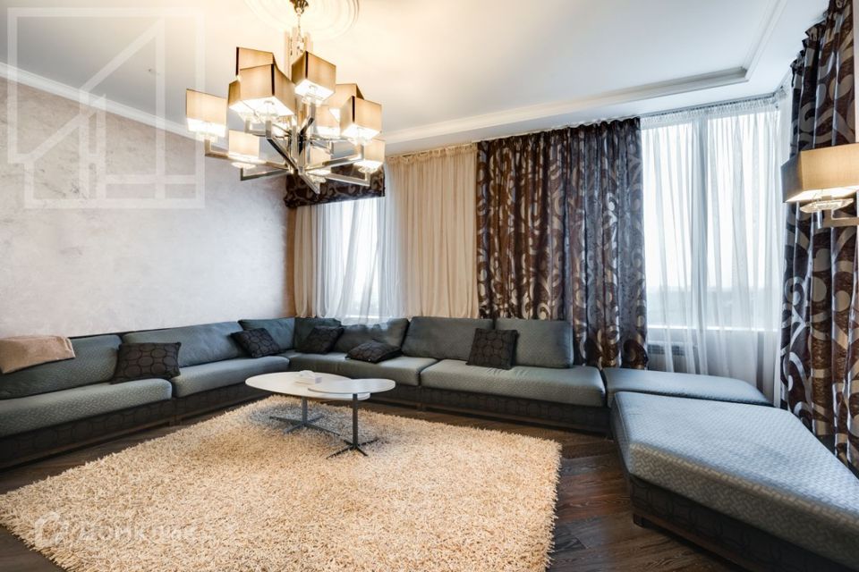 Сдаётся 4-комнатная квартира, 210 м²