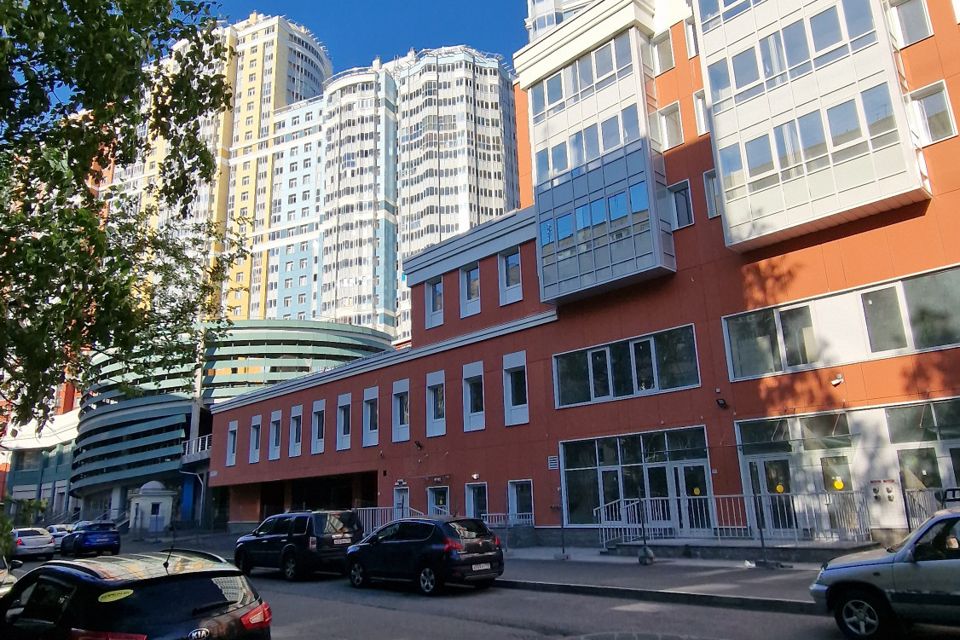 Продаётся 3-комнатная квартира, 101.6 м²