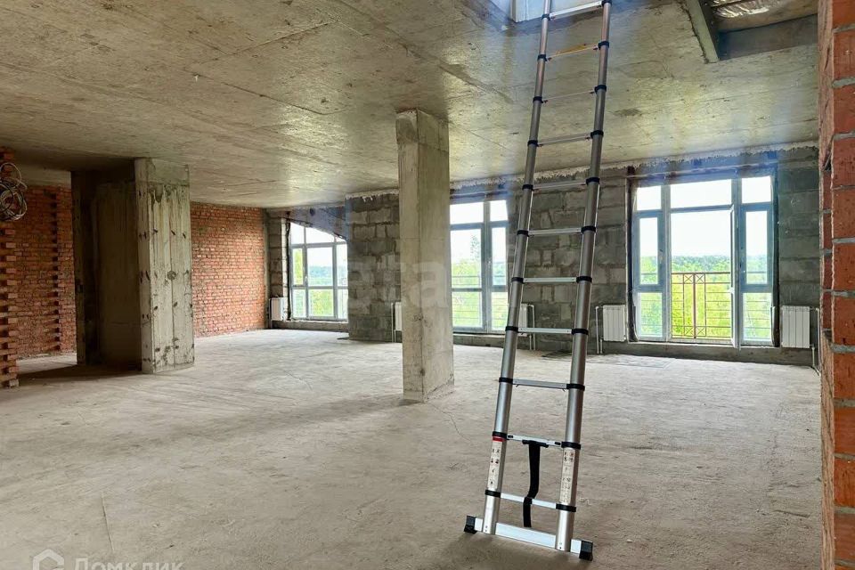 Продаётся 3-комнатная квартира, 165.4 м²