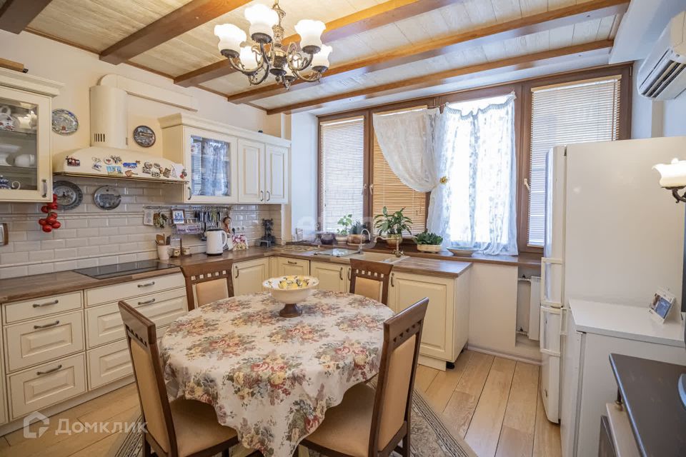 Продаётся 3-комнатная квартира, 127.9 м²