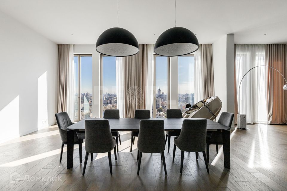 Продаётся 4-комнатная квартира, 252.7 м²