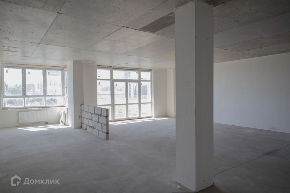 Продаётся 3-комнатная квартира, 180 м²